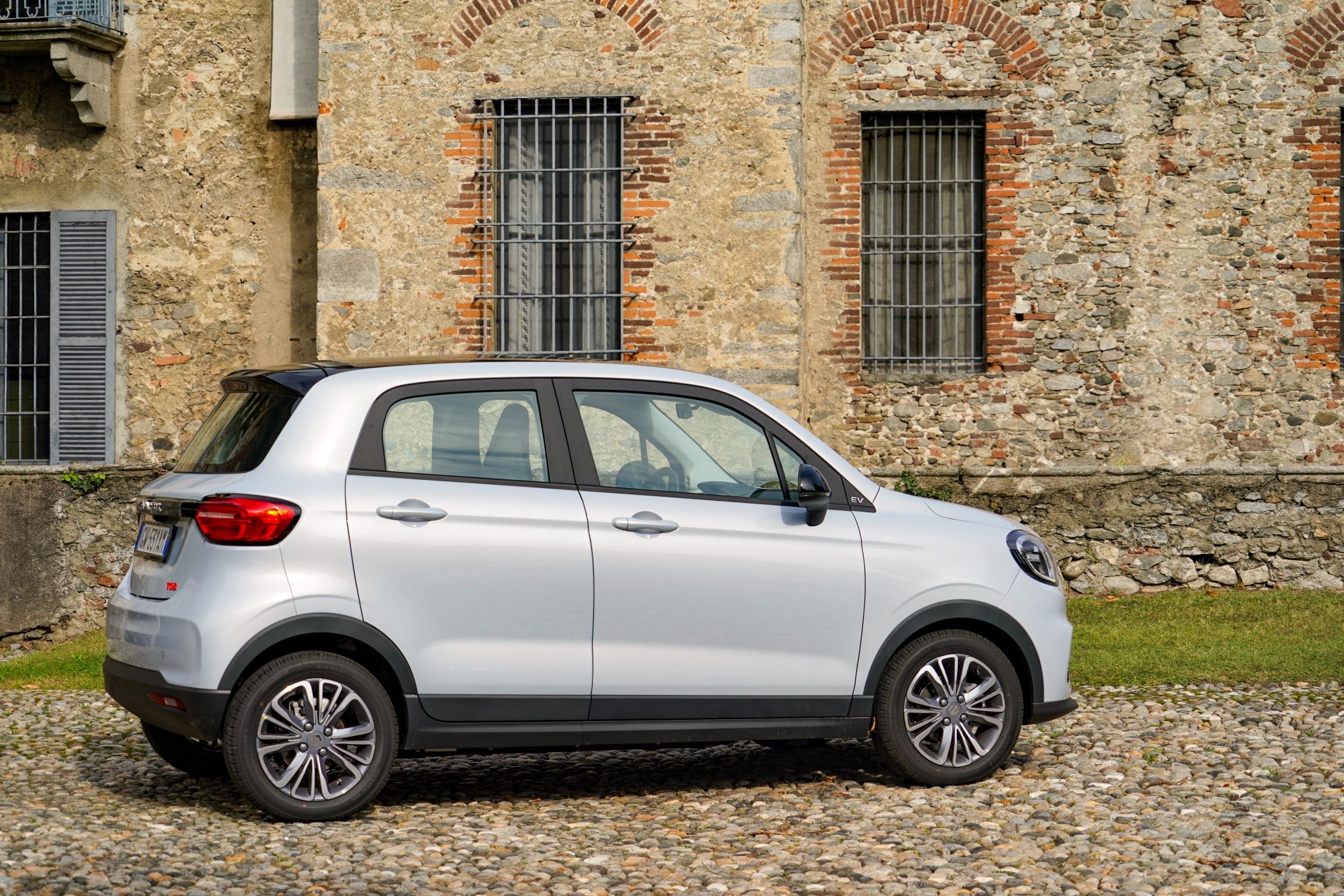 Vista frontal del Leapmotor T03, destacando su estética distintiva.