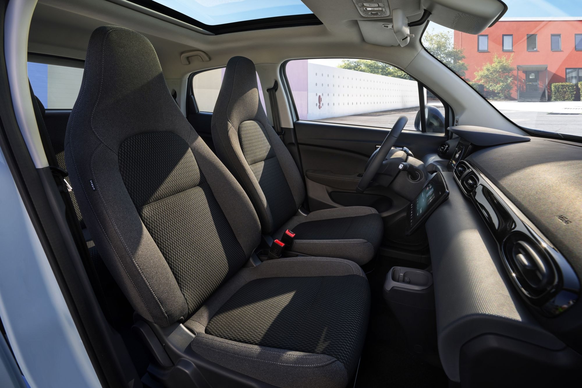 Interior del Leapmotor T03 mostrando asientos cómodos y moderno diseño.