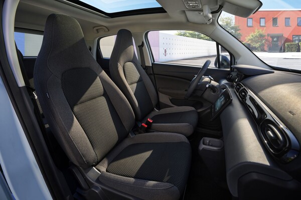 Interior del Leapmotor T03 mostrando asientos cómodos y moderno diseño. Interior del Leapmotor T03 mostrando asientos cómodos y moderno diseño.