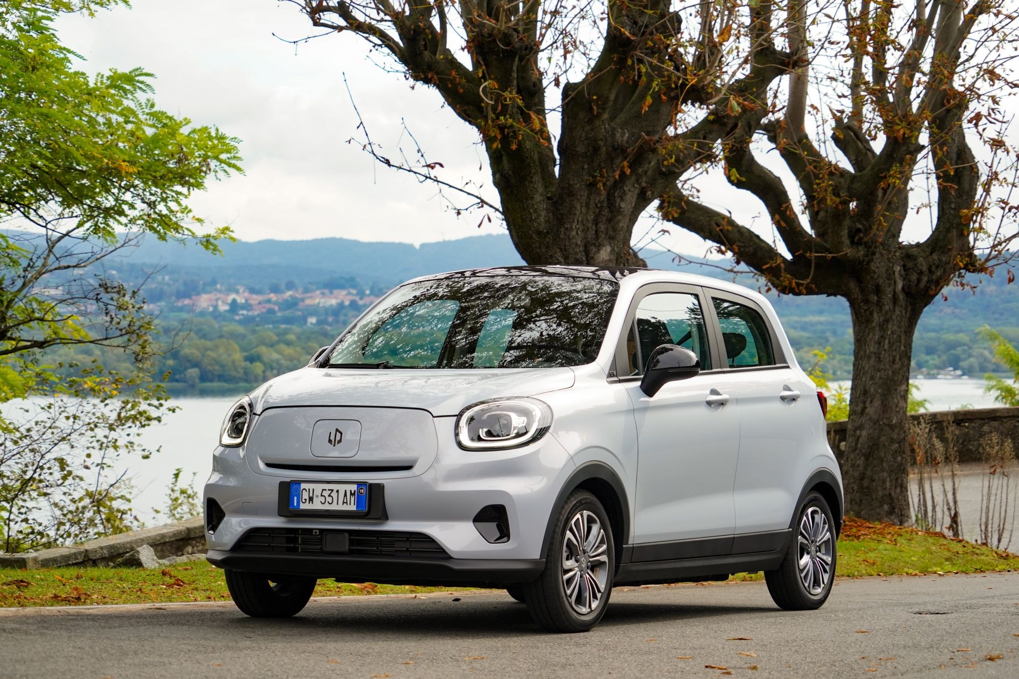 Vista trasera del Leapmotor T03 con enfoque en su diseño y líneas suaves.