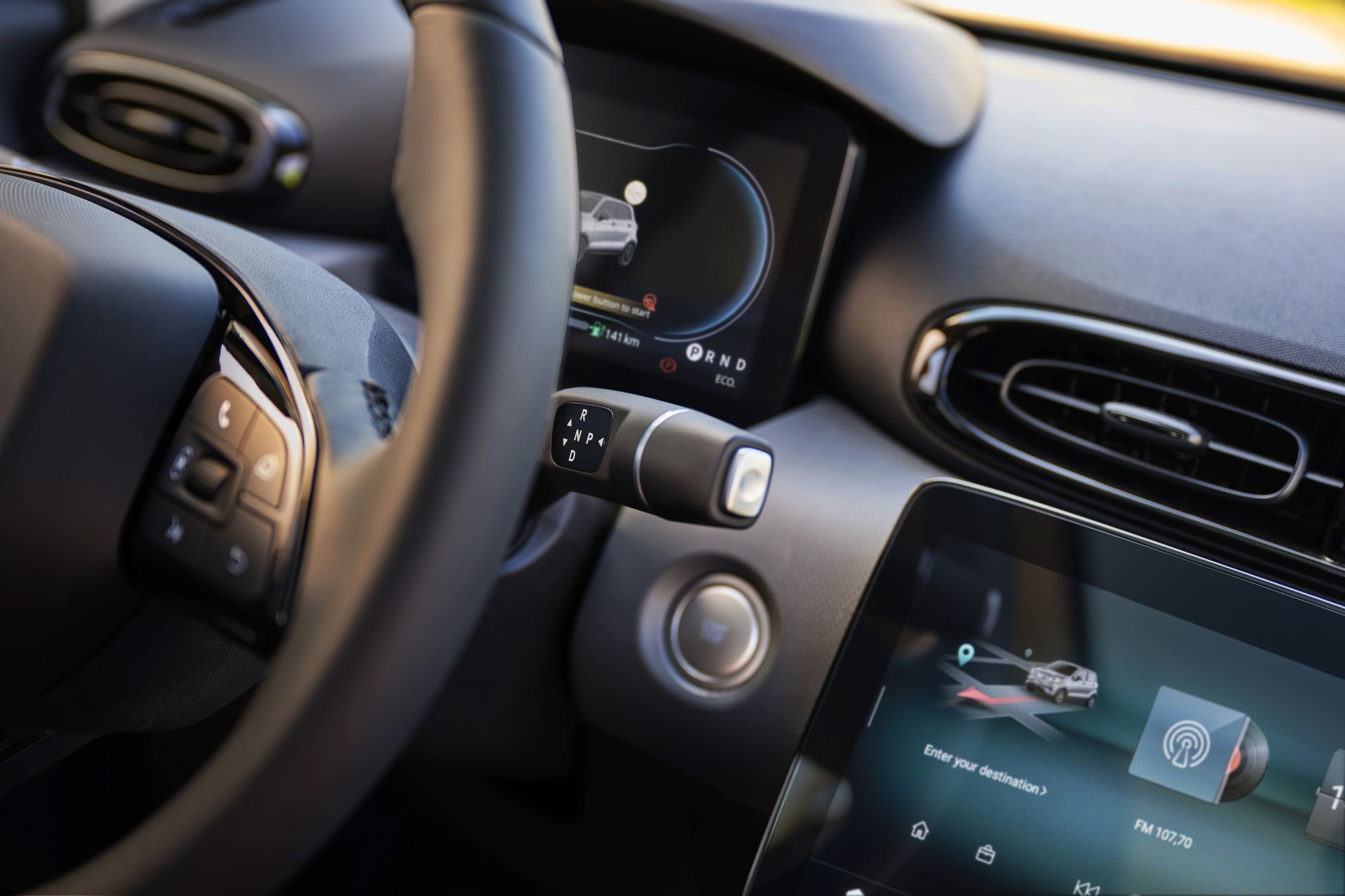 Vista lateral y trasera del Leapmotor T03 en un entorno natural.