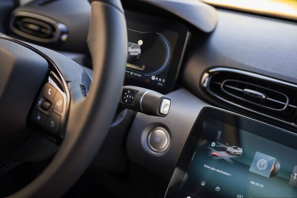 Vista lateral y trasera del Leapmotor T03 en un entorno natural. Vista lateral y trasera del Leapmotor T03 en un entorno natural.