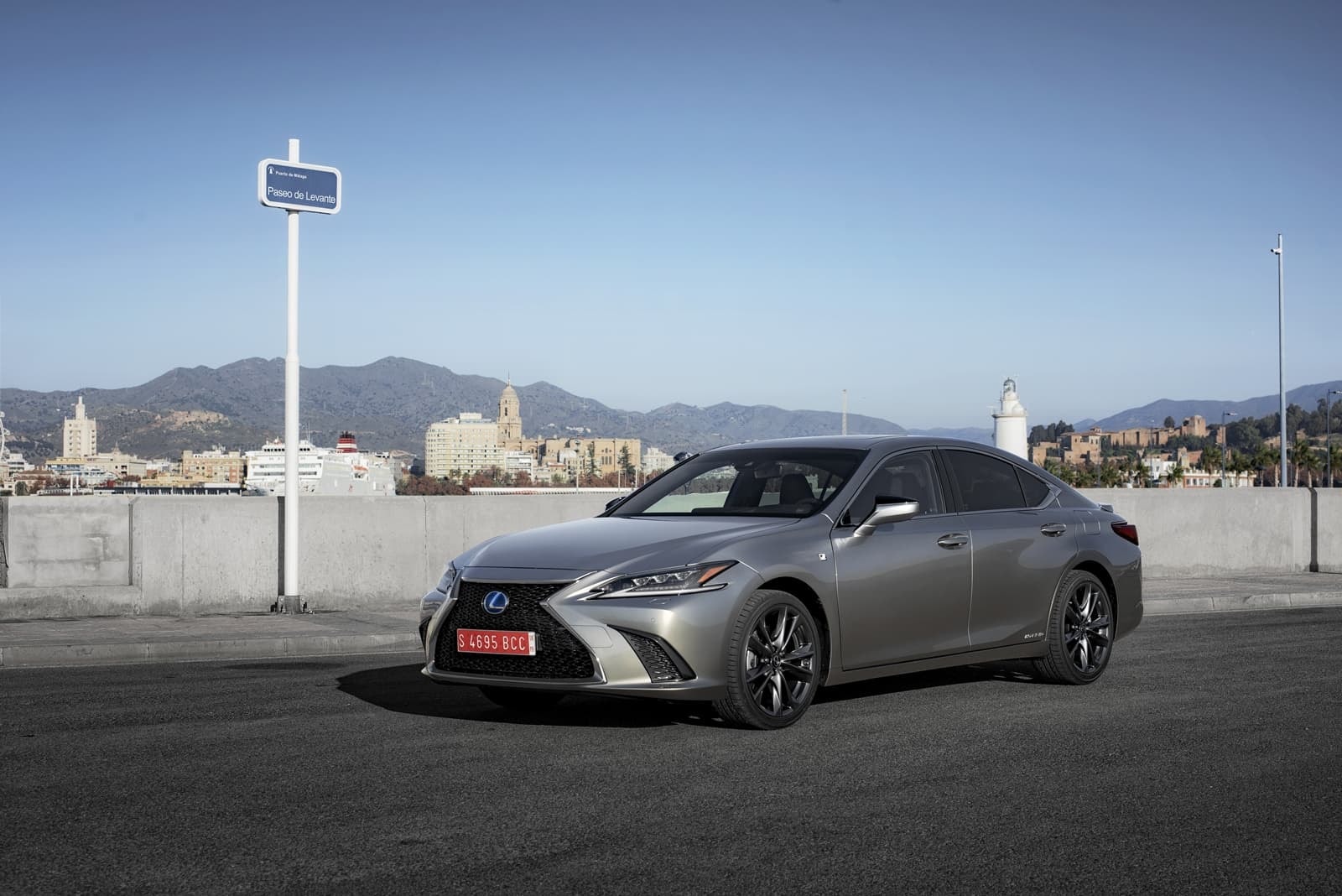 Diseño lateral del Lexus ES híbrido que muestra líneas fluidas.