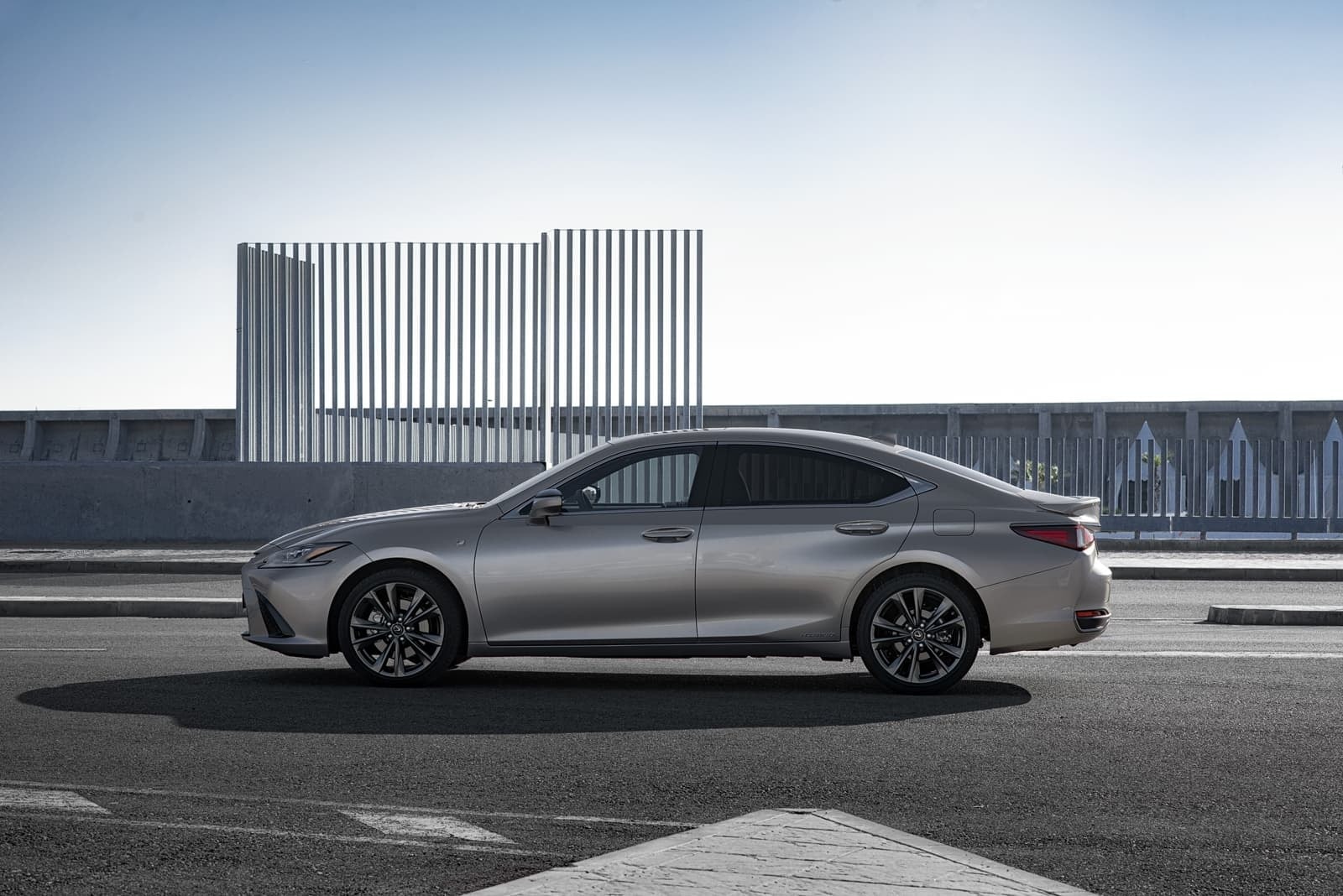 La elegancia y deportividad del Lexus ES híbrido desde un ángulo lateral.