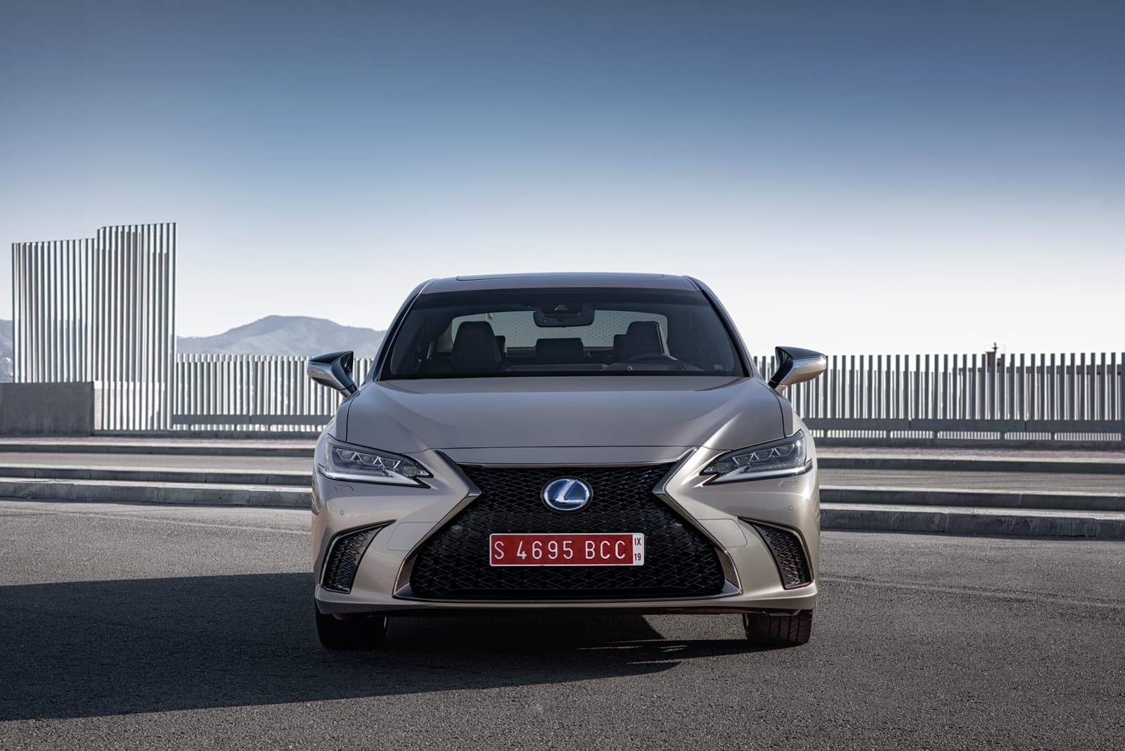 Frente agresivo del Lexus ES con su distintiva parrilla.