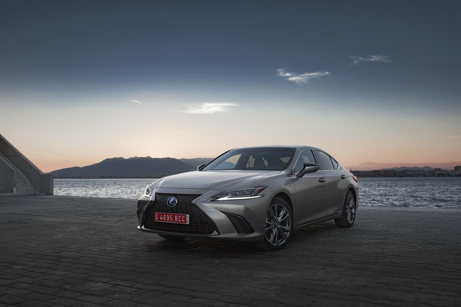 Imagen nocturna que resalta la imponente presencia del Lexus ES híbrido.