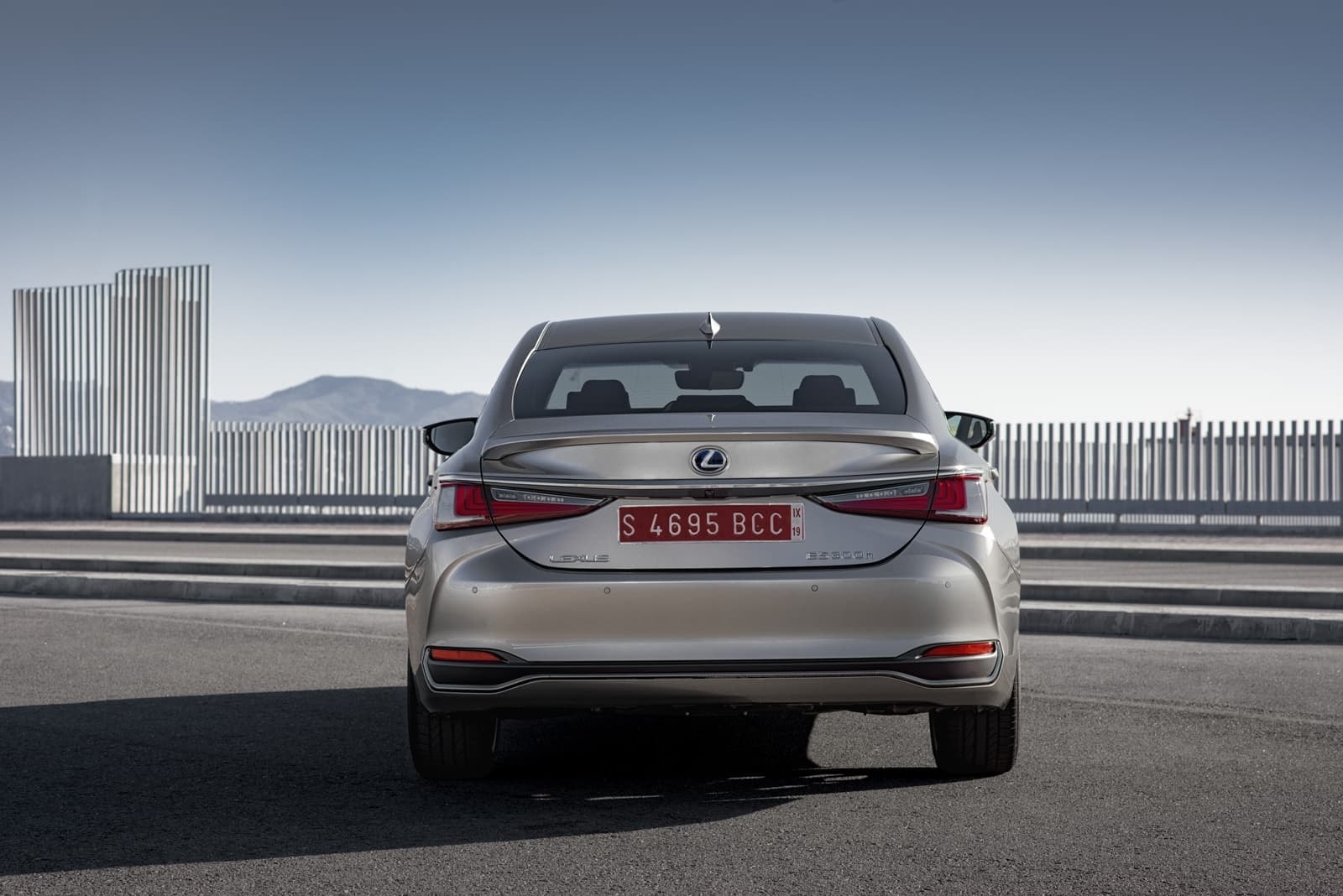 Vista trasera del Lexus ES híbrido destacando su línea de diseño.