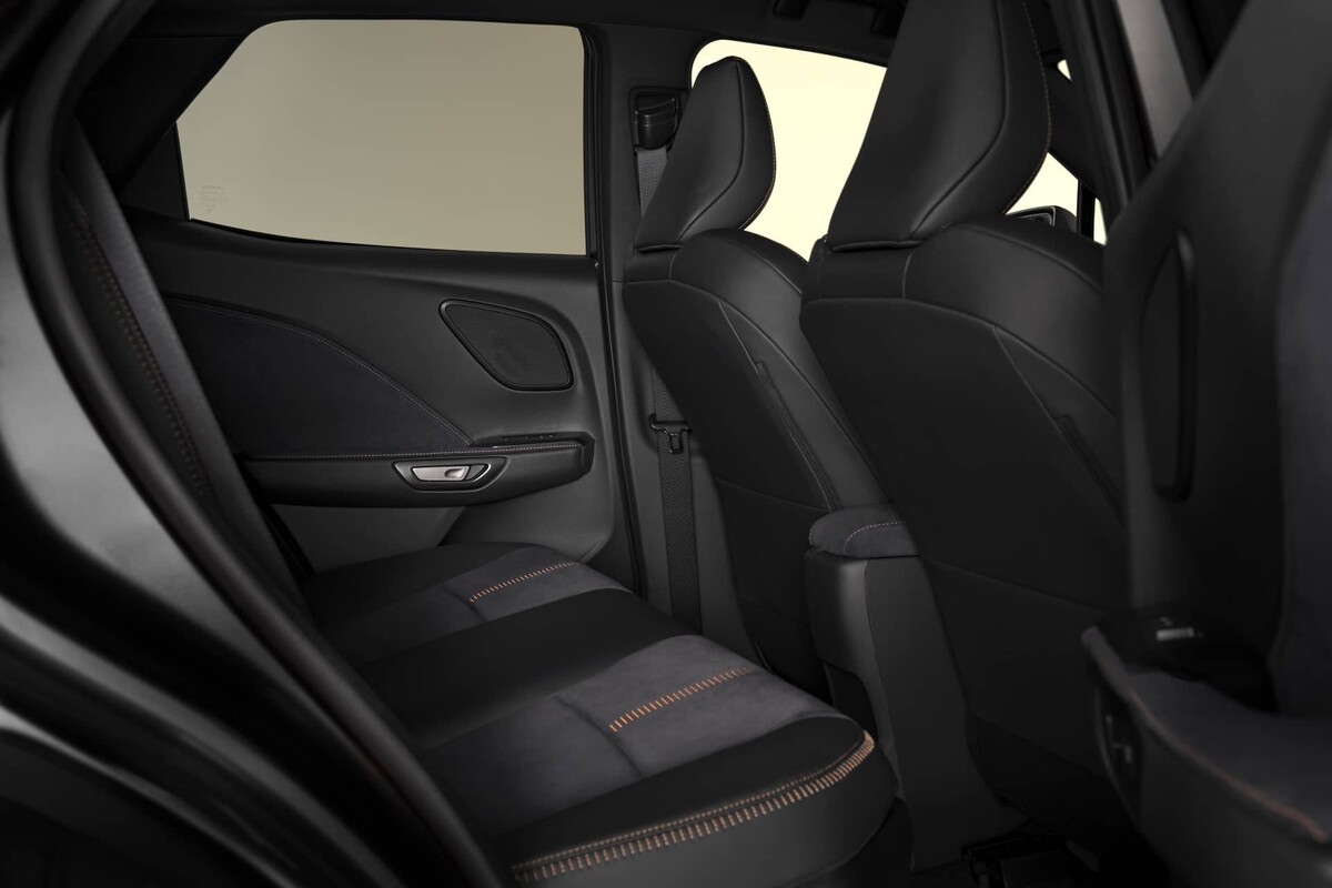 Asientos traseros del Lexus LBX con tapicería premium y acabado de detalle. Asientos traseros del Lexus LBX con tapicería premium y acabado de detalle.