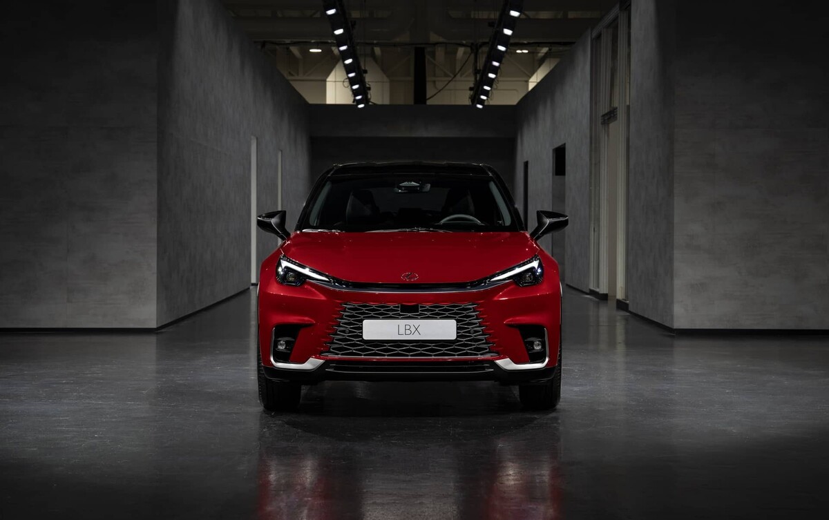 Vista frontal del Lexus LBX en rojo, enfocada en la parrilla y ópticas en detalle. Vista frontal del Lexus LBX en rojo, enfocada en la parrilla y ópticas en detalle.
