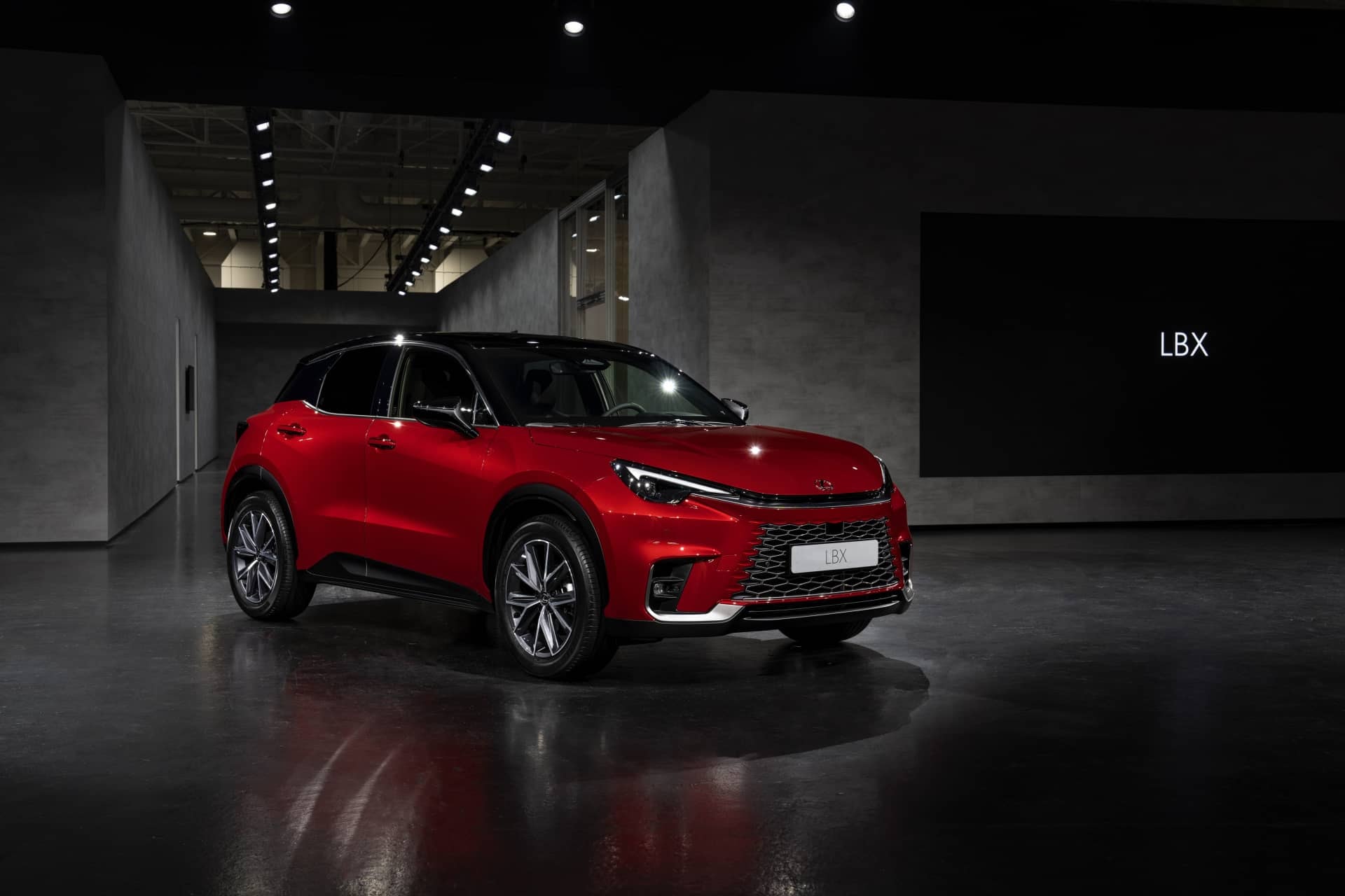 Perfil lateral del Lexus LBX en rojo, combinando deportividad y confort.