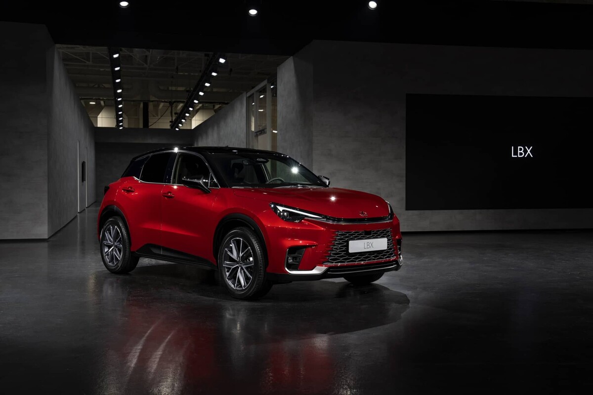 Perfil lateral del Lexus LBX en rojo, combinando deportividad y confort. Perfil lateral del Lexus LBX en rojo, combinando deportividad y confort.