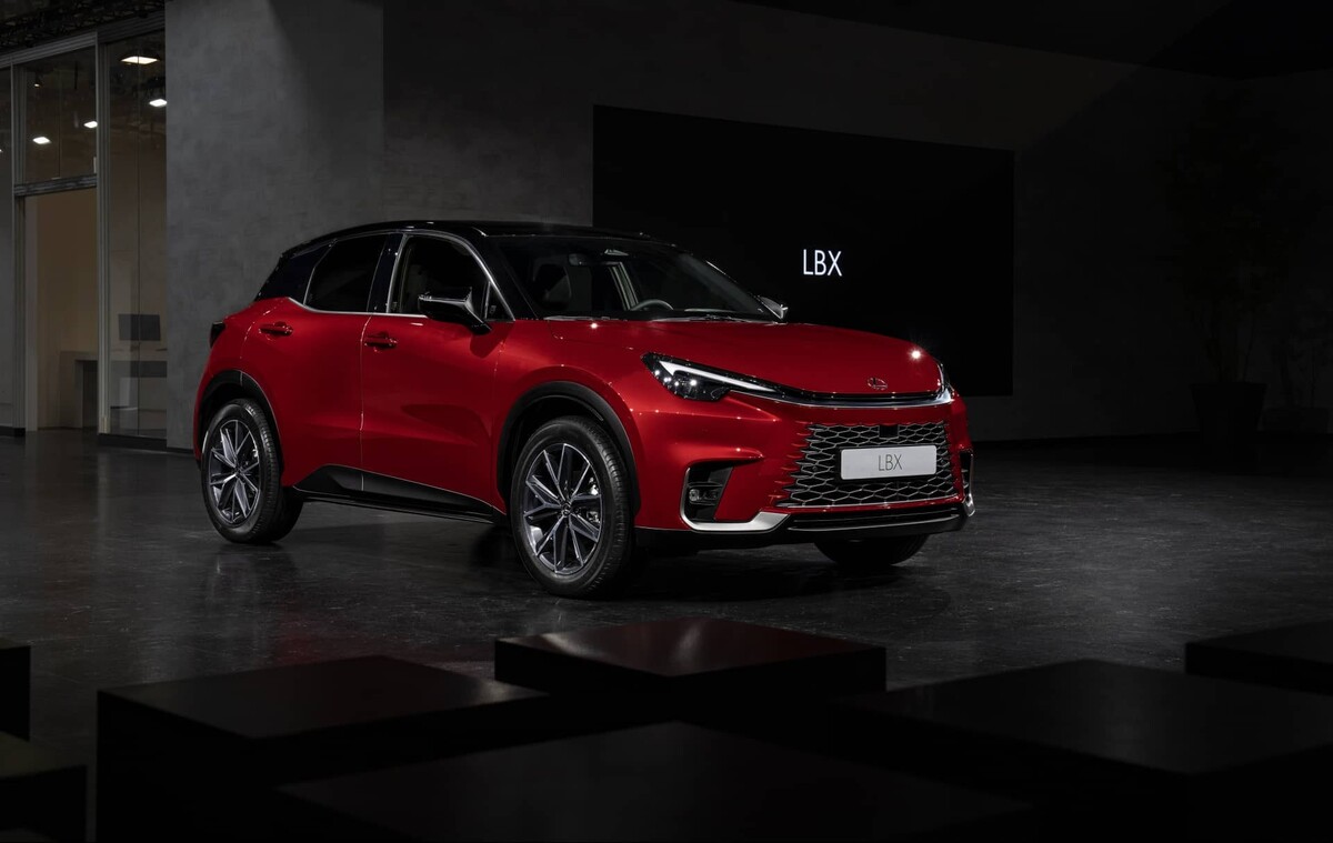 Lexus LBX en color rojo, exprimiendo elegancia y modernidad en su clase. Lexus LBX en color rojo, exprimiendo elegancia y modernidad en su clase.