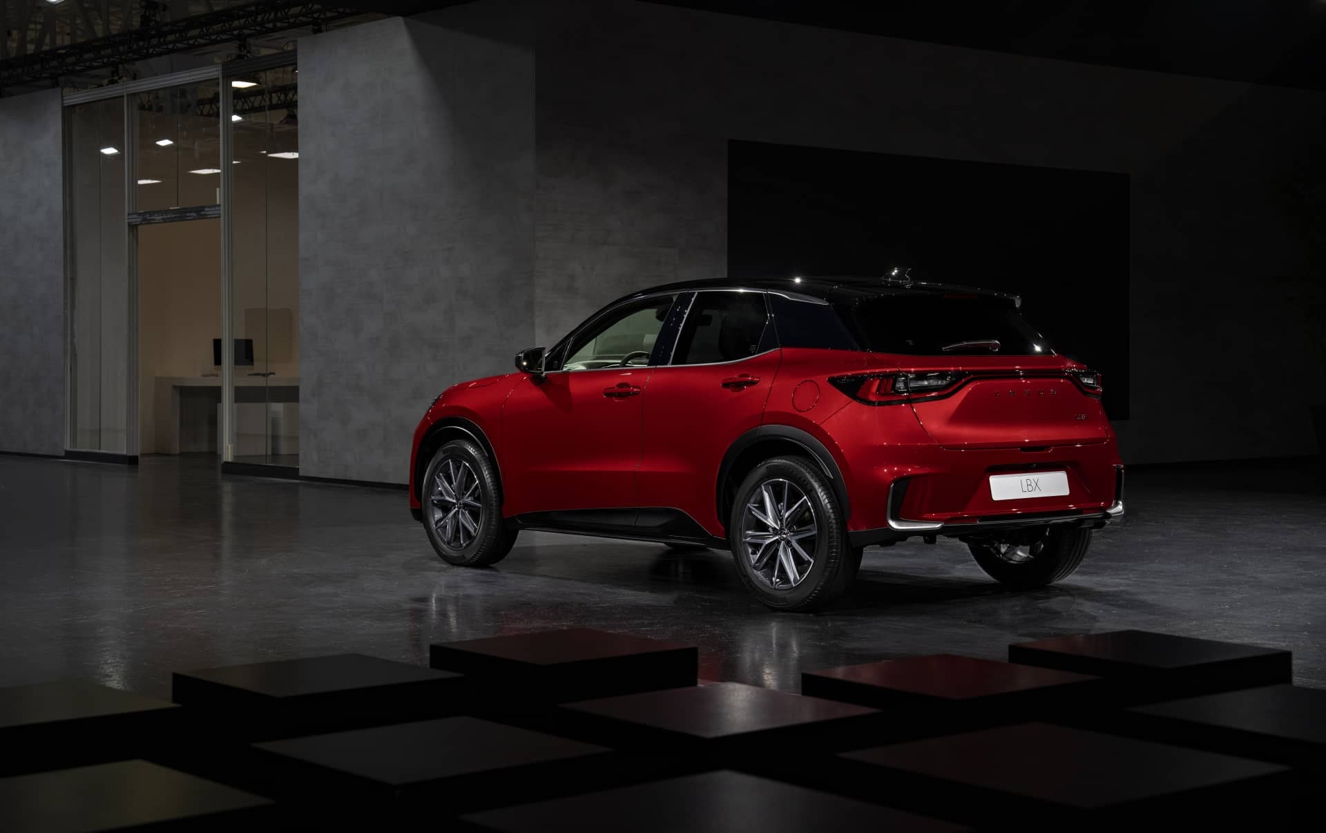 La zaga del Lexus LBX en tono rojo, mostrando un diseño vanguardista.