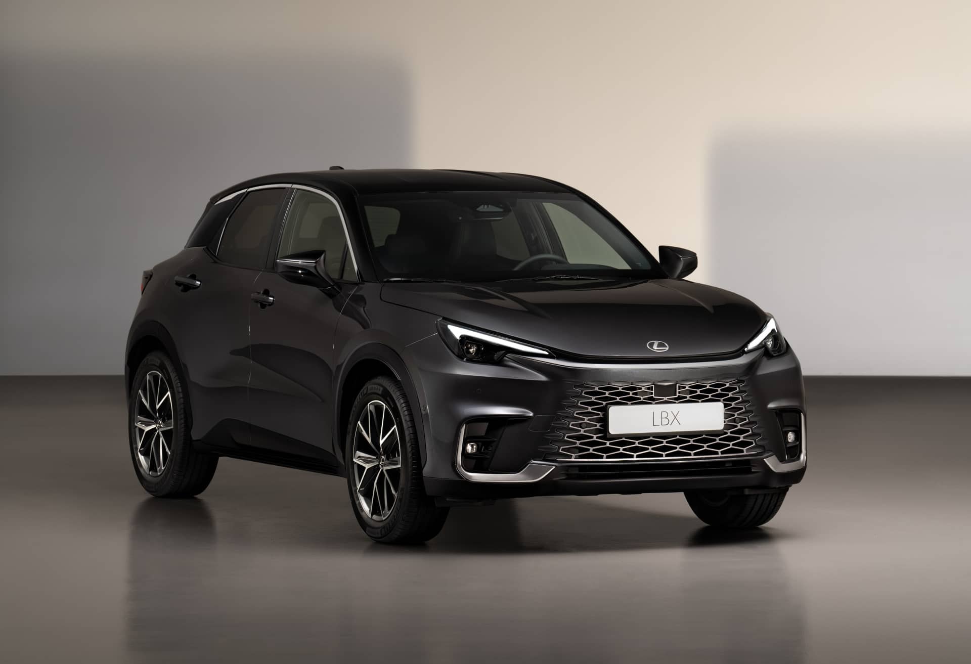 Vista frontal del Lexus LBX destacando su diseño dinámico.