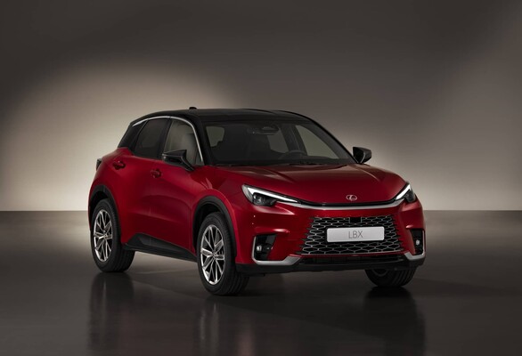Vista frontal del Lexus LBX destacando su diseño elegante y moderno.