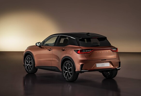 Elegante perspectiva trasera del Lexus LBX con un tono cobre distintivo. Elegante perspectiva trasera del Lexus LBX con un tono cobre distintivo.