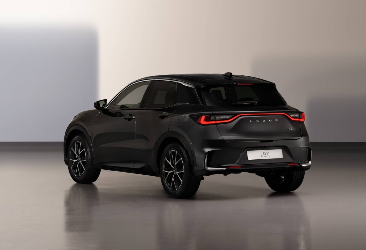 Perspectiva trasera del Lexus LBX resaltando líneas elegantes y luces LED. Perspectiva trasera del Lexus LBX resaltando líneas elegantes y luces LED.