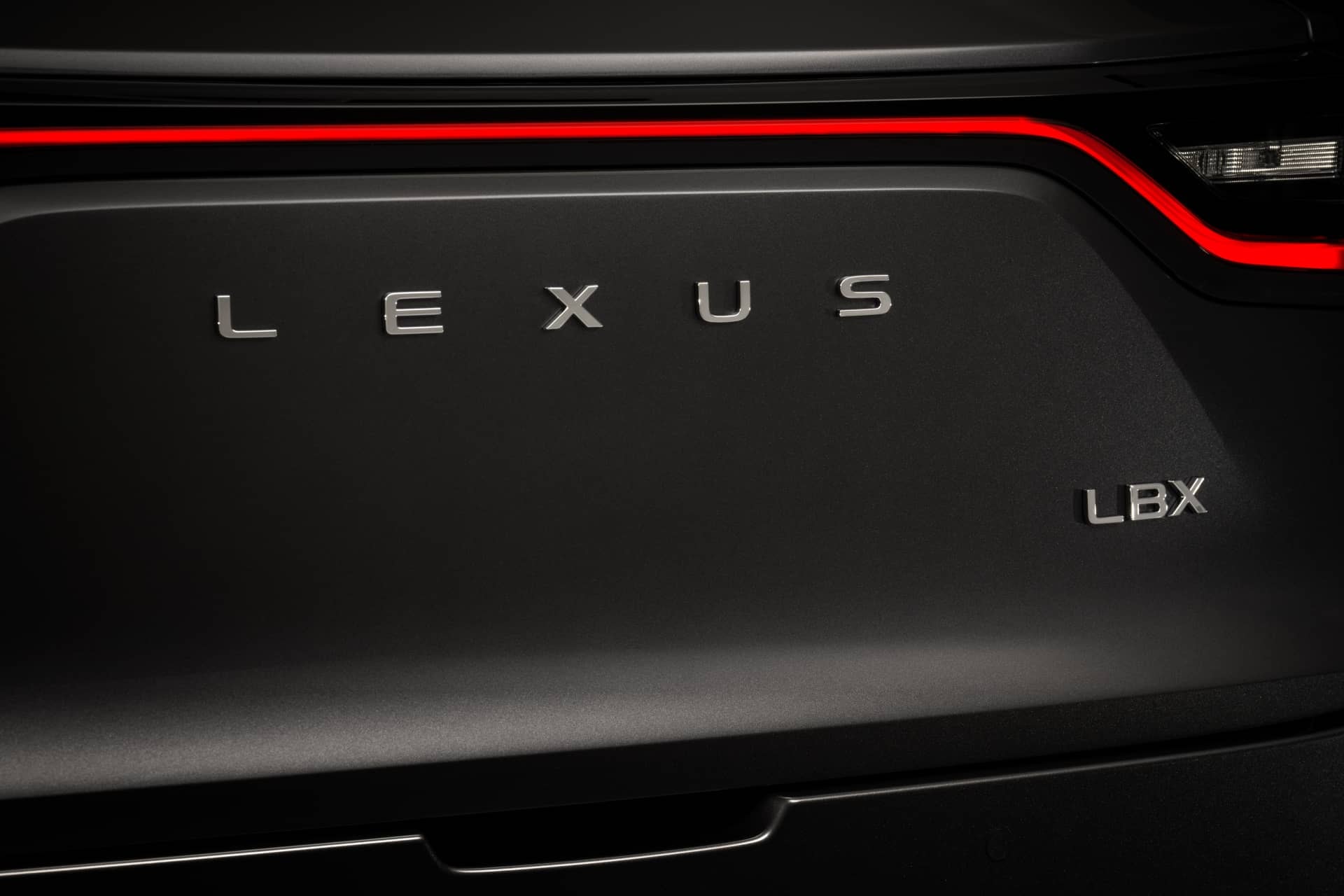 Elementos de diseño que muestran el logo Lexus LBX en la zaga.