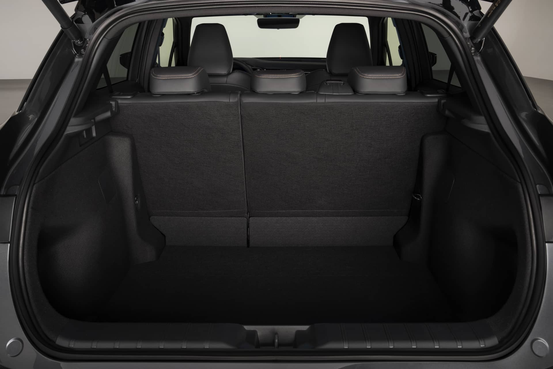 Amplio maletero demostrando la capacidad de carga del Lexus LBX.