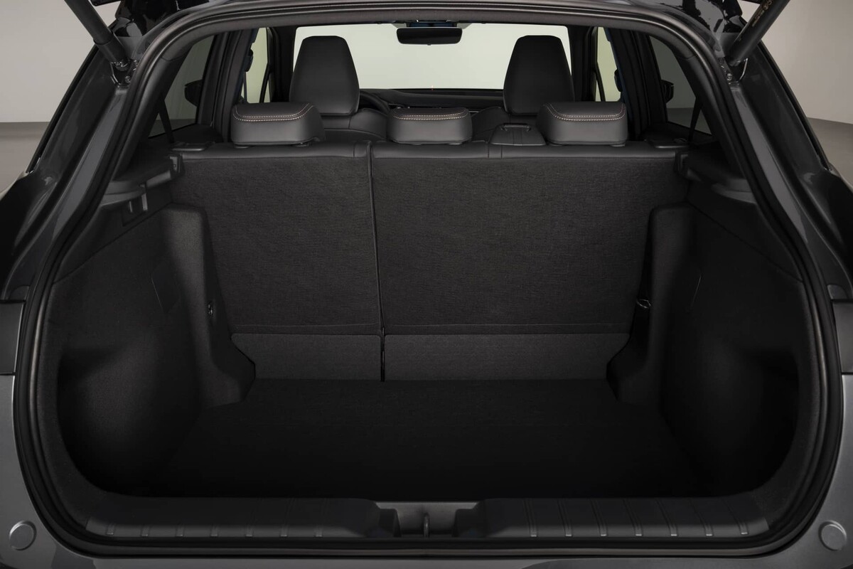 Amplio maletero demostrando la capacidad de carga del Lexus LBX. Amplio maletero demostrando la capacidad de carga del Lexus LBX.
