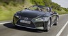 Lexus LC Cabrio en movimiento, destacando su dinámica frontal. Lexus LC Cabrio en movimiento, destacando su dinámica frontal.