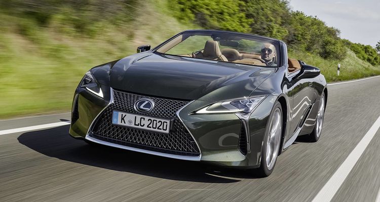 Lexus LC Cabrio en movimiento, destacando su dinámica frontal.