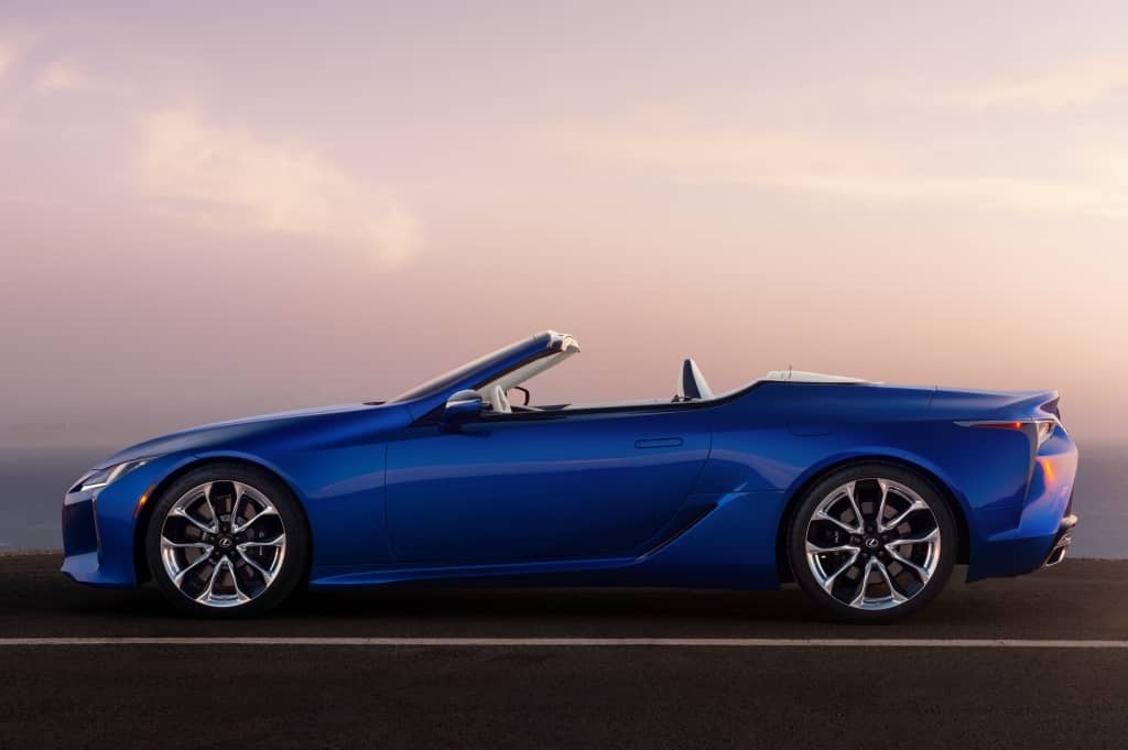 Vista lateral del Lexus LC Cabrio con el techo cerrado.