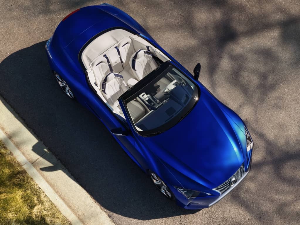 Vista aérea pictórica del Lexus LC Cabrio y su diseño de techo.