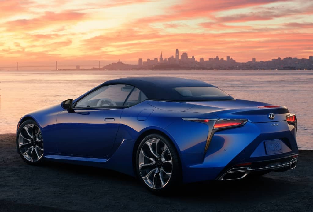 Trasera y lateral del Lexus LC Cabrio al atardecer, exhibiendo su diseño.