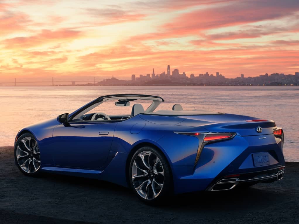 Perspectiva trasera lateral del Lexus LC Cabrio con el techo cerrado.