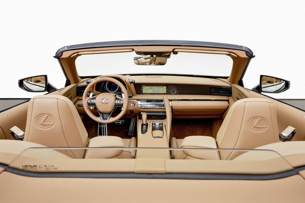 Asientos traseros del Lexus LC Cabrio, enfocando confort y lujo.