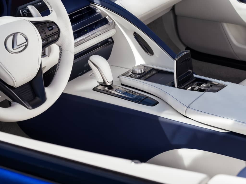 Cabina del Lexus LC con detalles de lujo y acabados en cuero.