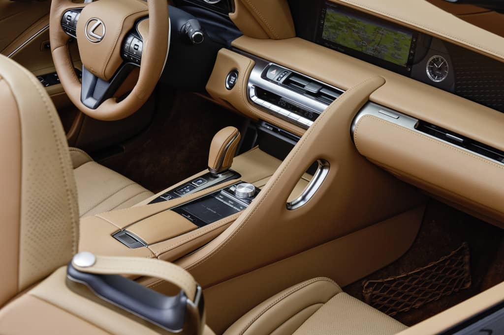 Panel de instrumentos Lexus LC Cabrio, combinando tecnología y diseño.