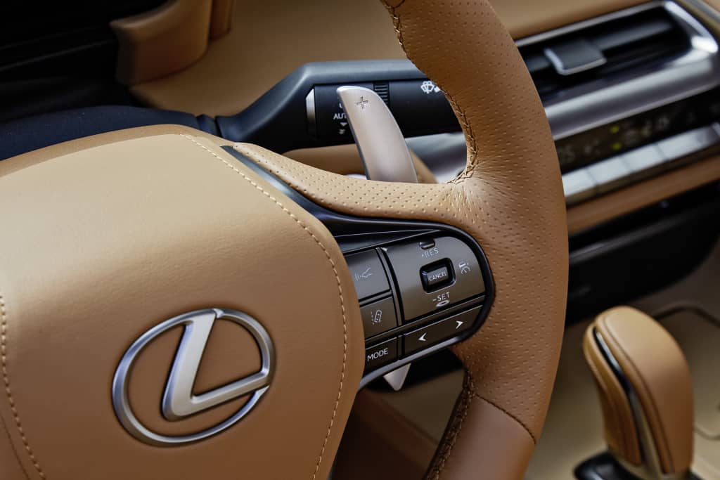 Detalle del volante forrado en cuero del Lexus LC Cabrio y su ergonomía.