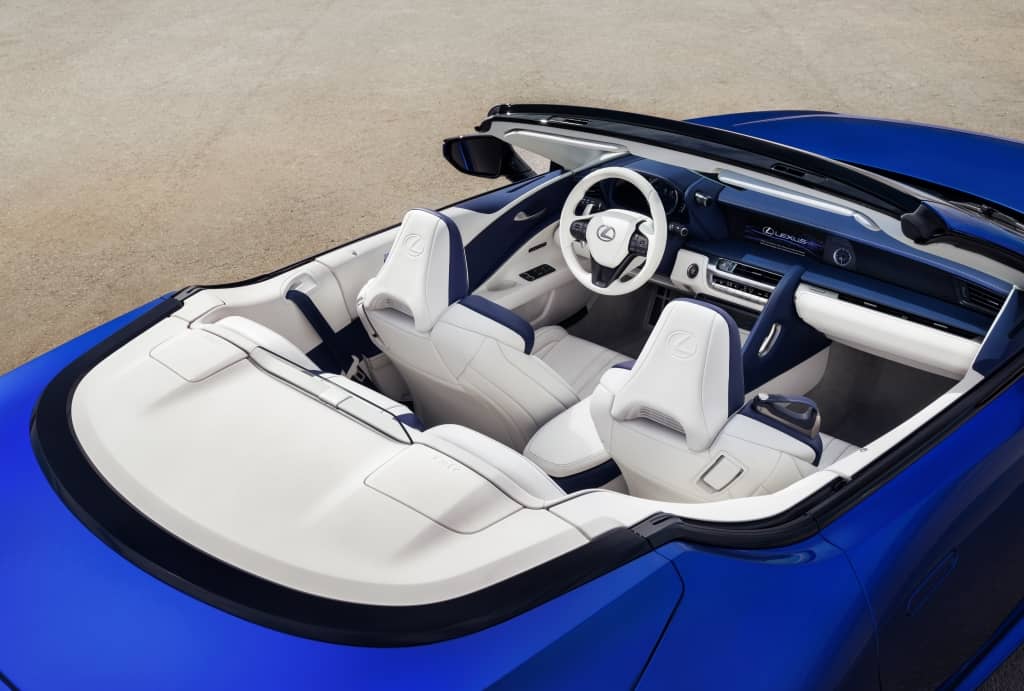 Vista cenital del habitáculo del Lexus LC Cabrio, mostrando cuatro asientos.