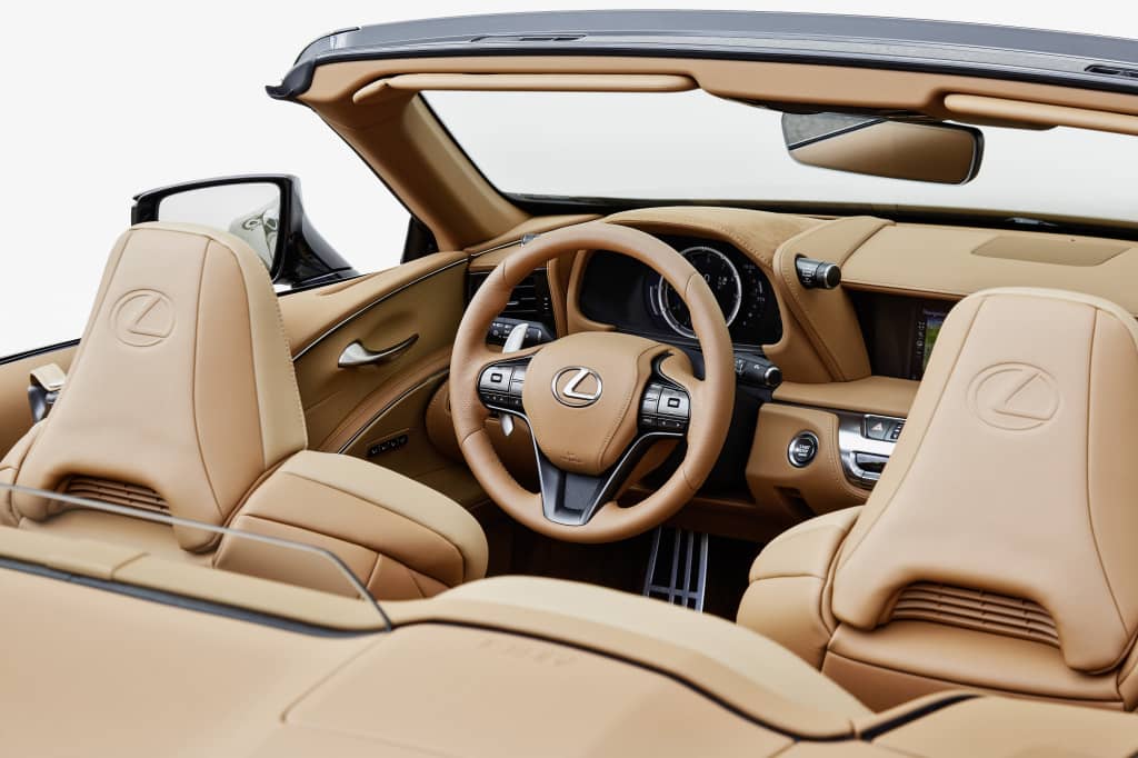 Asientos de cuero en tonos caramelo del Lexus LC Cabrio.