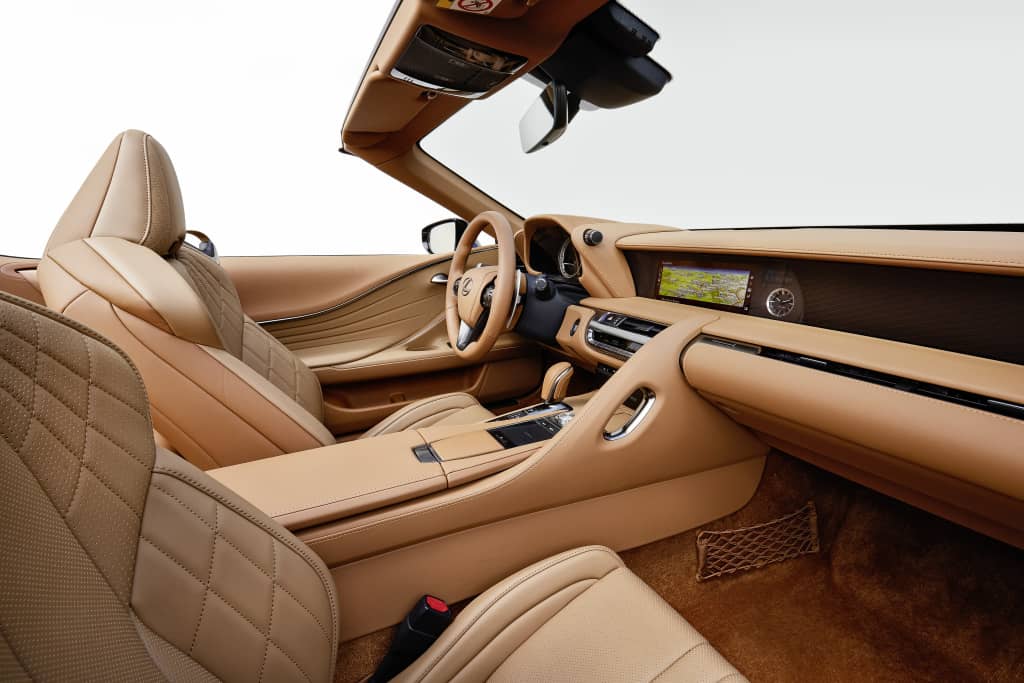Vista detallada del habitáculo repleto de lujos y detalles premium.