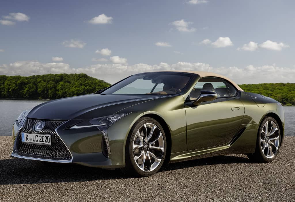 Vista frontal del Lexus LC Cabrio reflejando agresividad y estilo.