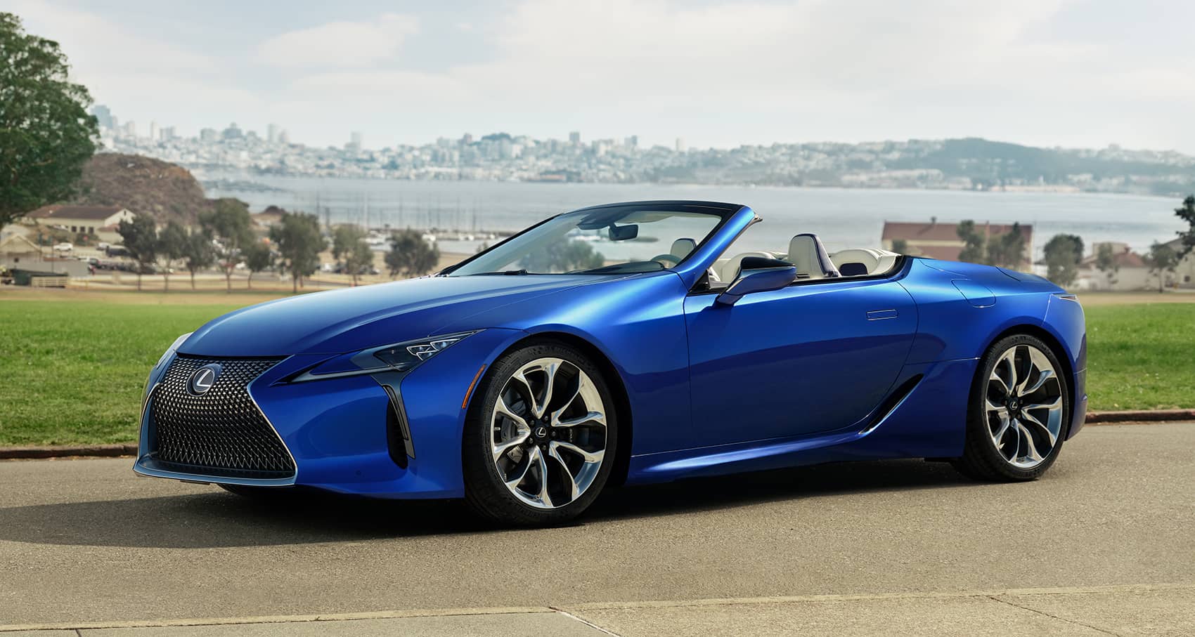 Vista lateral del Lexus LC Cabrio con el techo abierto.
