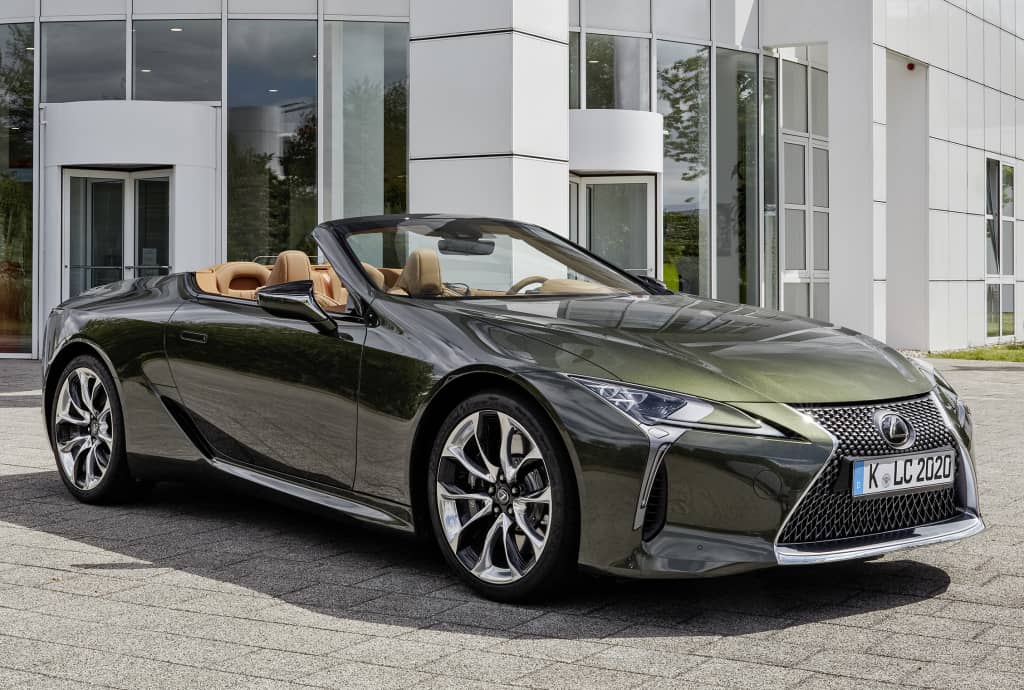 Lexus LC Cabrio con el techo retráctil abierto, mostrando su elegancia.