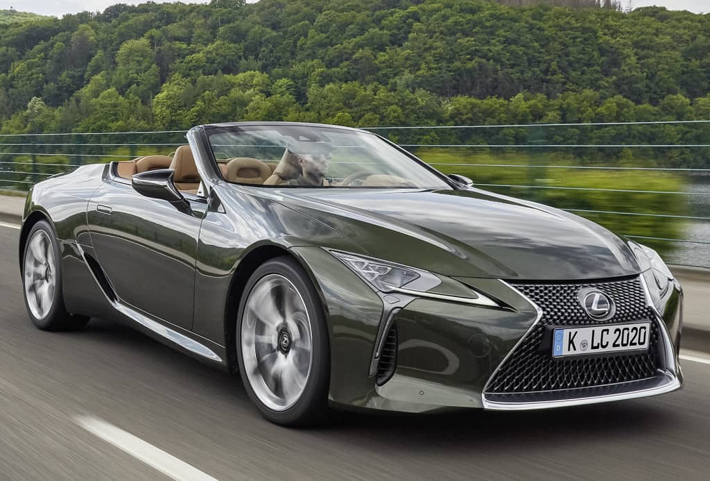Vista dinámica del perfil de Lexus LC Cabrio en movimiento.