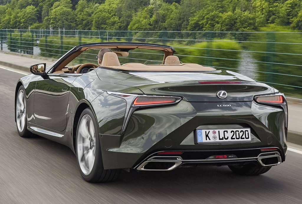 Perspectiva trasera del Lexus LC Cabrio destacando sus líneas curvas.