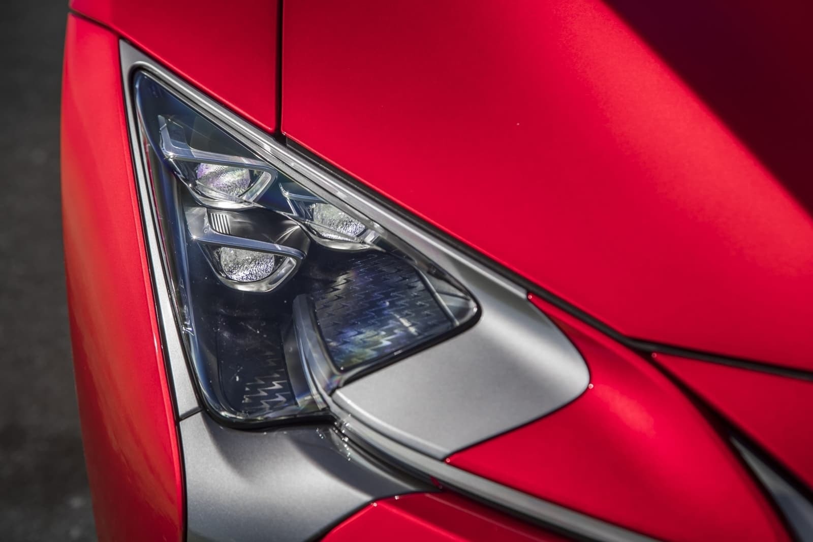 Primer plano del diseño intrincado de las luces del Lexus LC híbrido.