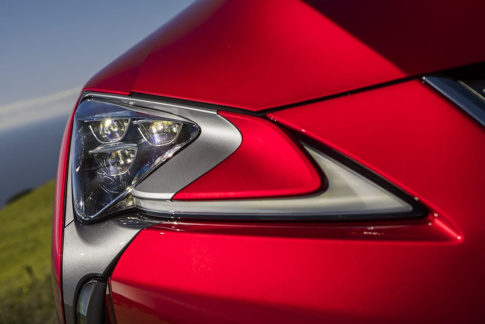 Detalle de la luz delantera que muestra la firma lumínica distintiva de Lexus.
