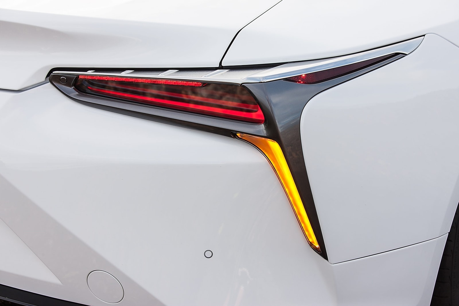 Detalle del faro trasero con diseño sofisticado, propio del Lexus LC.