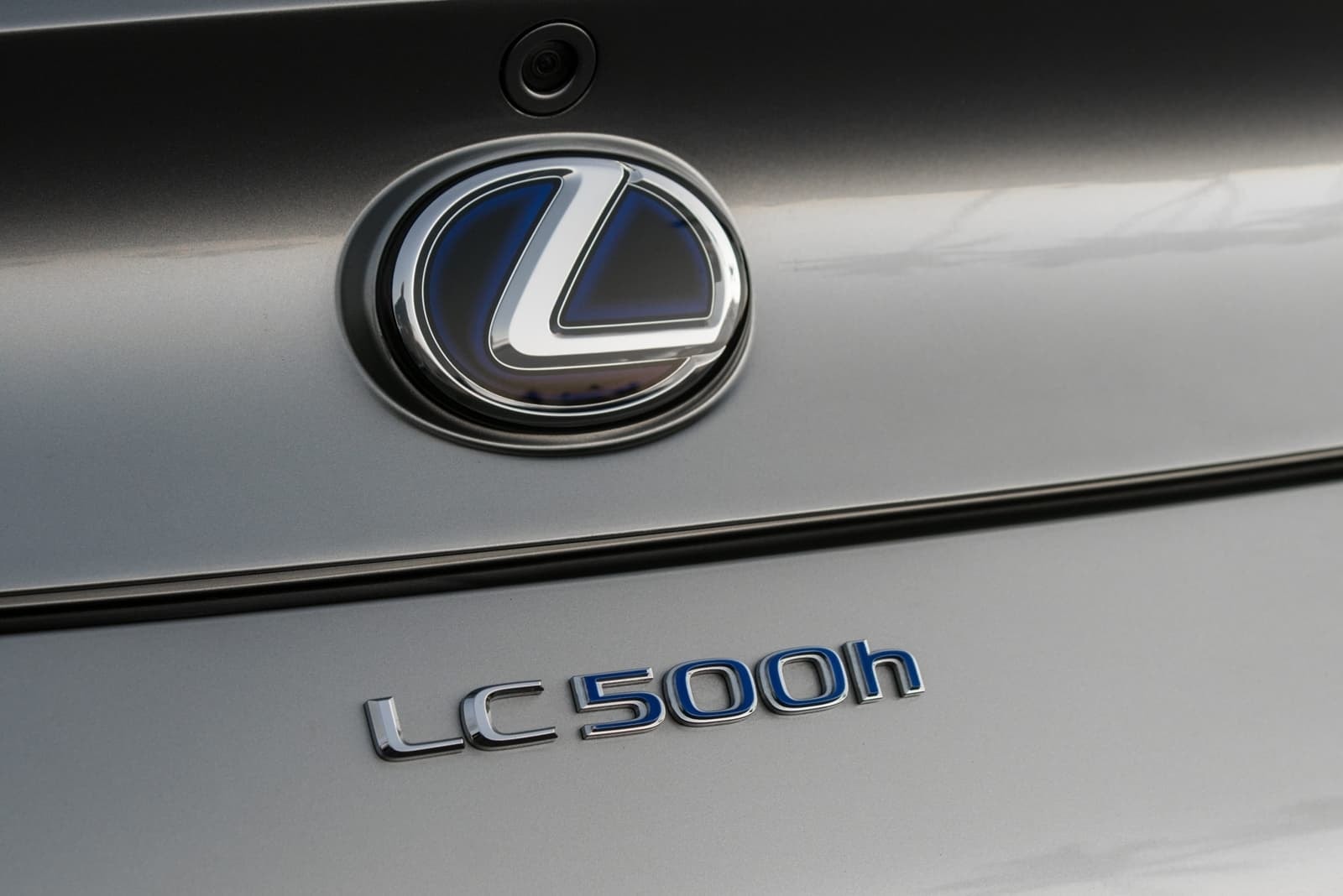 Detalle del emblema y denominación 'LC 500h' que identifica al híbrido de Lexus.