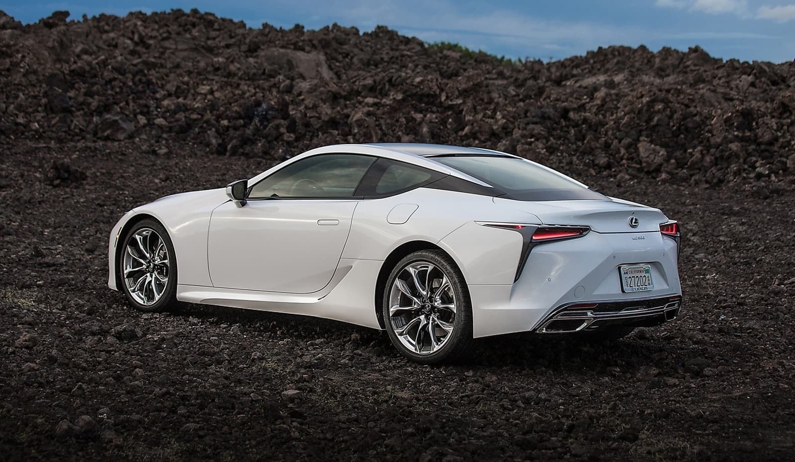 Lexus LC híbrido color blanco contraste con terreno oscuro, contraste y estilo.