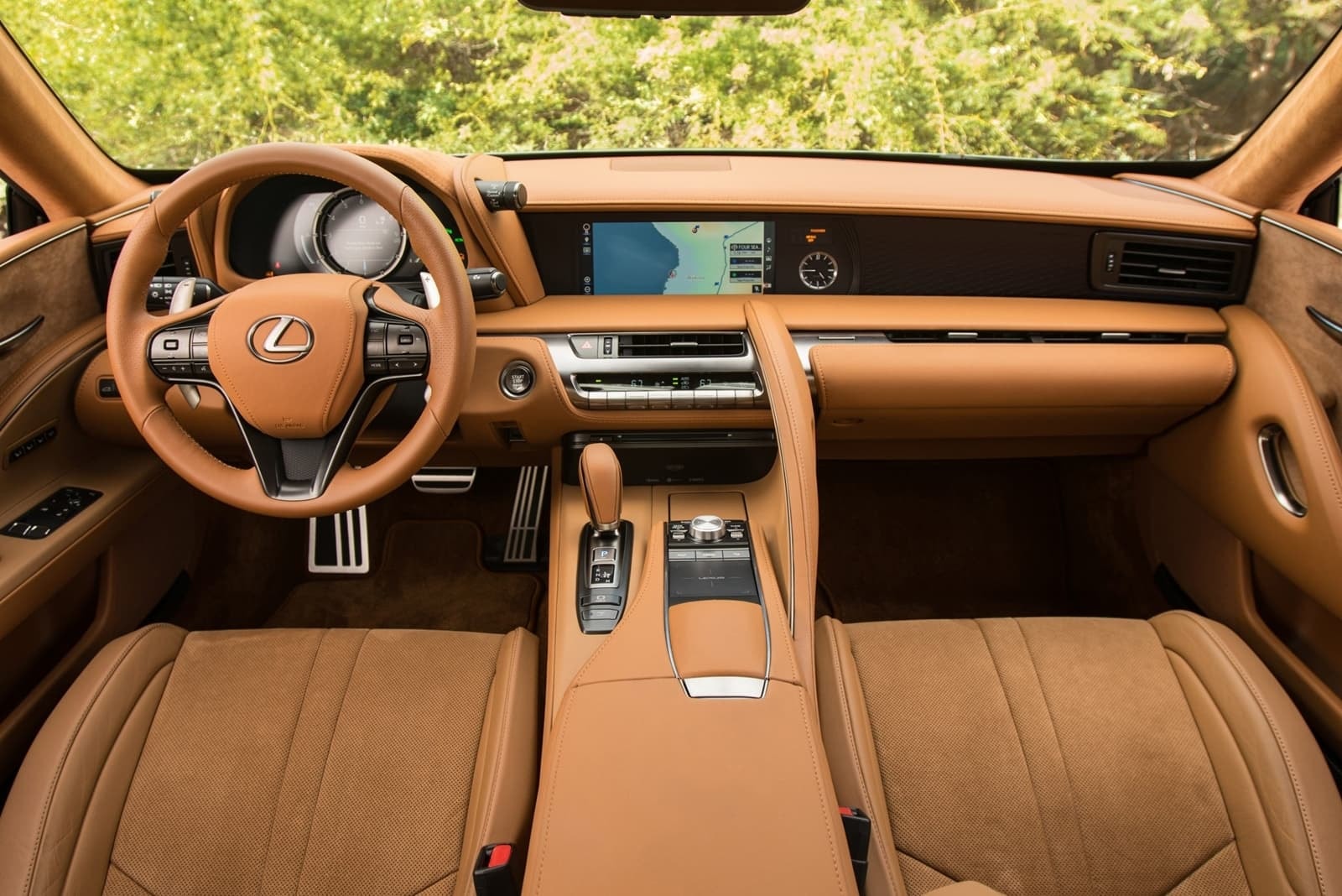 Cabina del Lexus LC híbrido con acabados en cuero marrón y detalles de lujo.