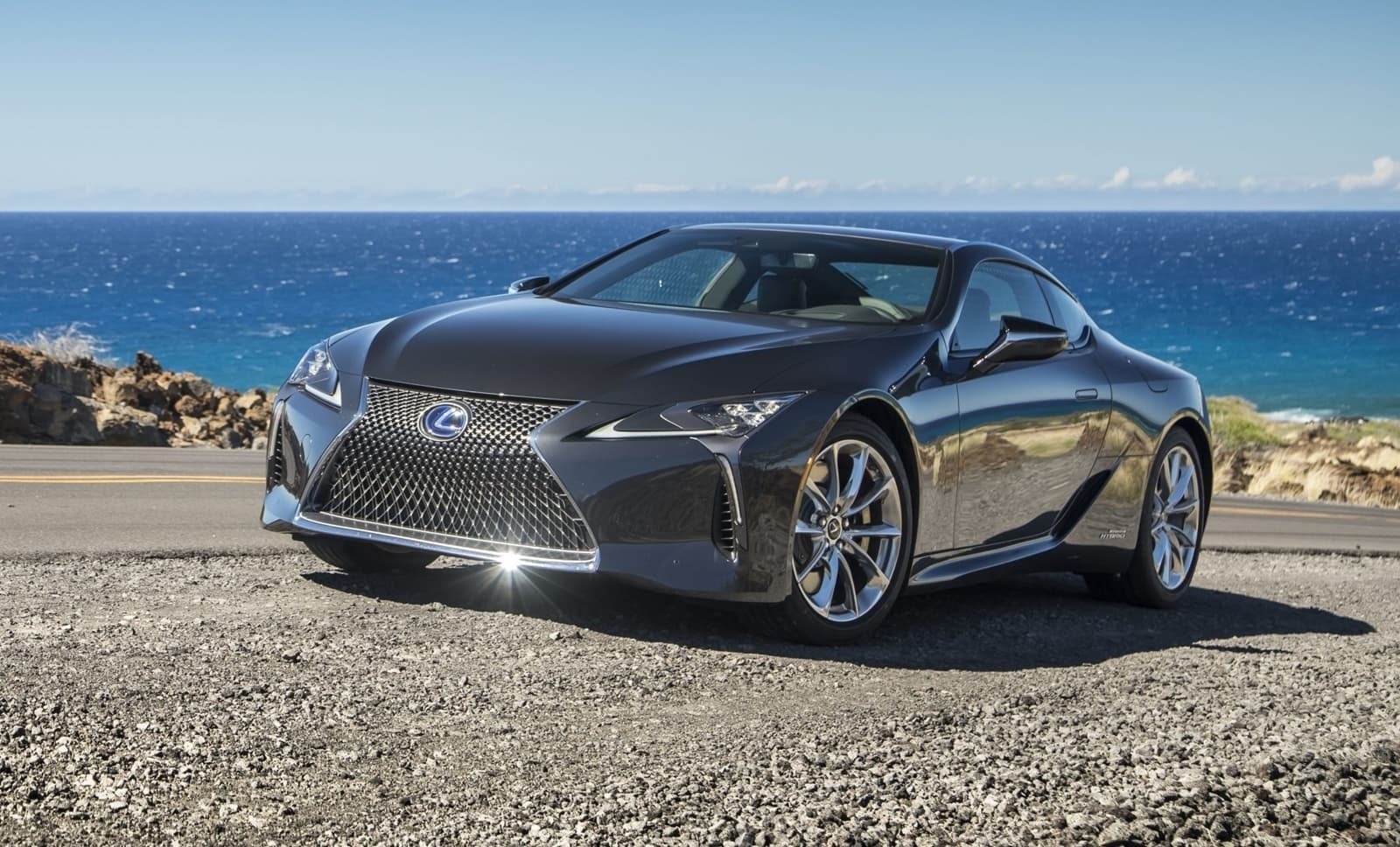 Vista dinámica del Lexus LC híbrido resaltando su impresionante parrilla frontal y líneas del capó.