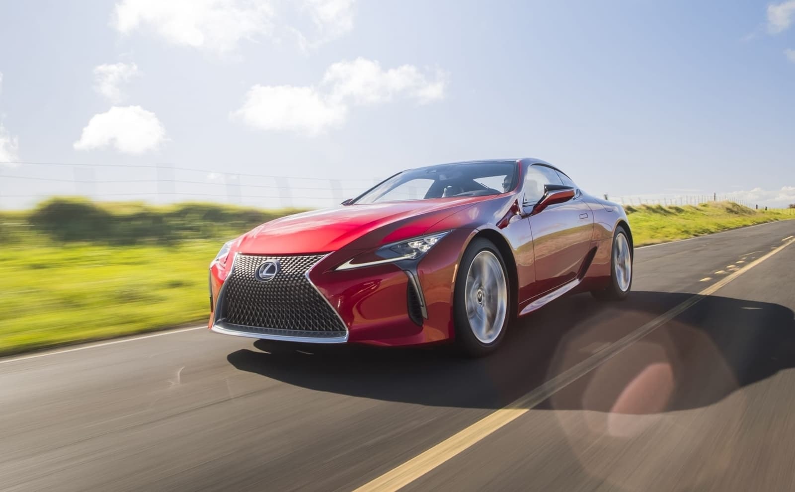 Imagen dinámica del Lexus LC híbrido enfatizando su diseño deportivo.